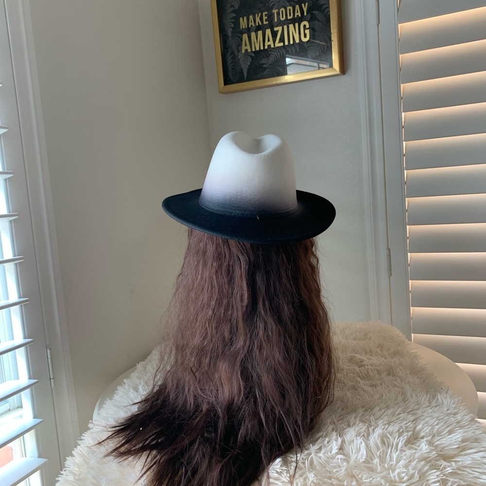 A pretty gray and white fedora hat brand new